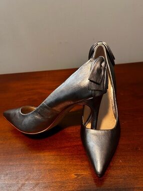 Louise et Cie chrome Pointed-Toe Stiletto Heels with Back Bow Accent 6.5